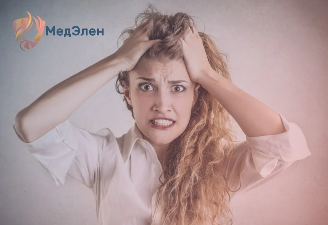 Девушка испытывает тревожность Девушка с тревожностью